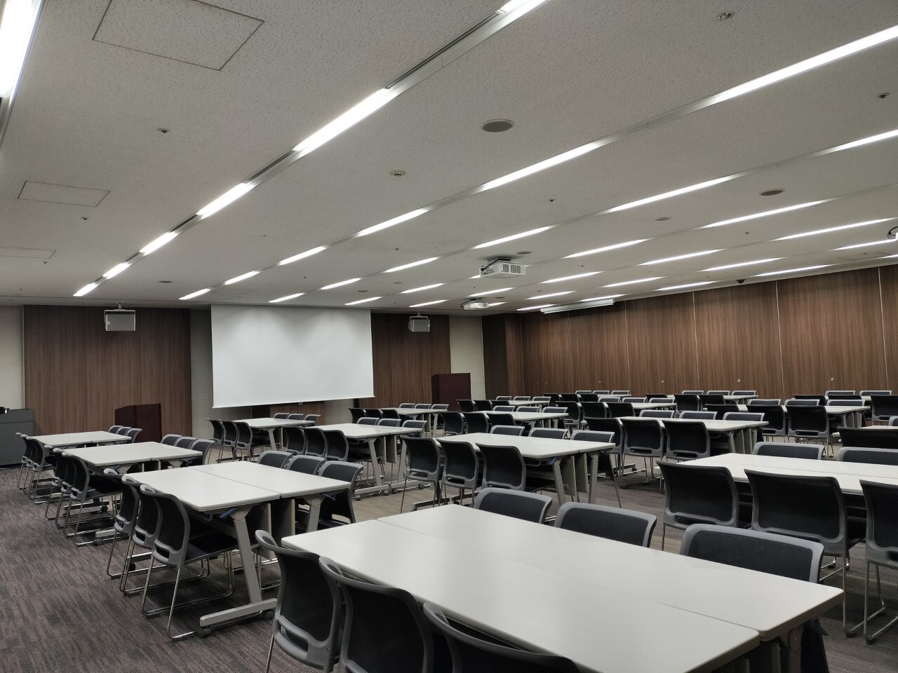 グループ形式(3名掛け)│会議室B※最新の内装は、床が黒色で壁は白色になります。