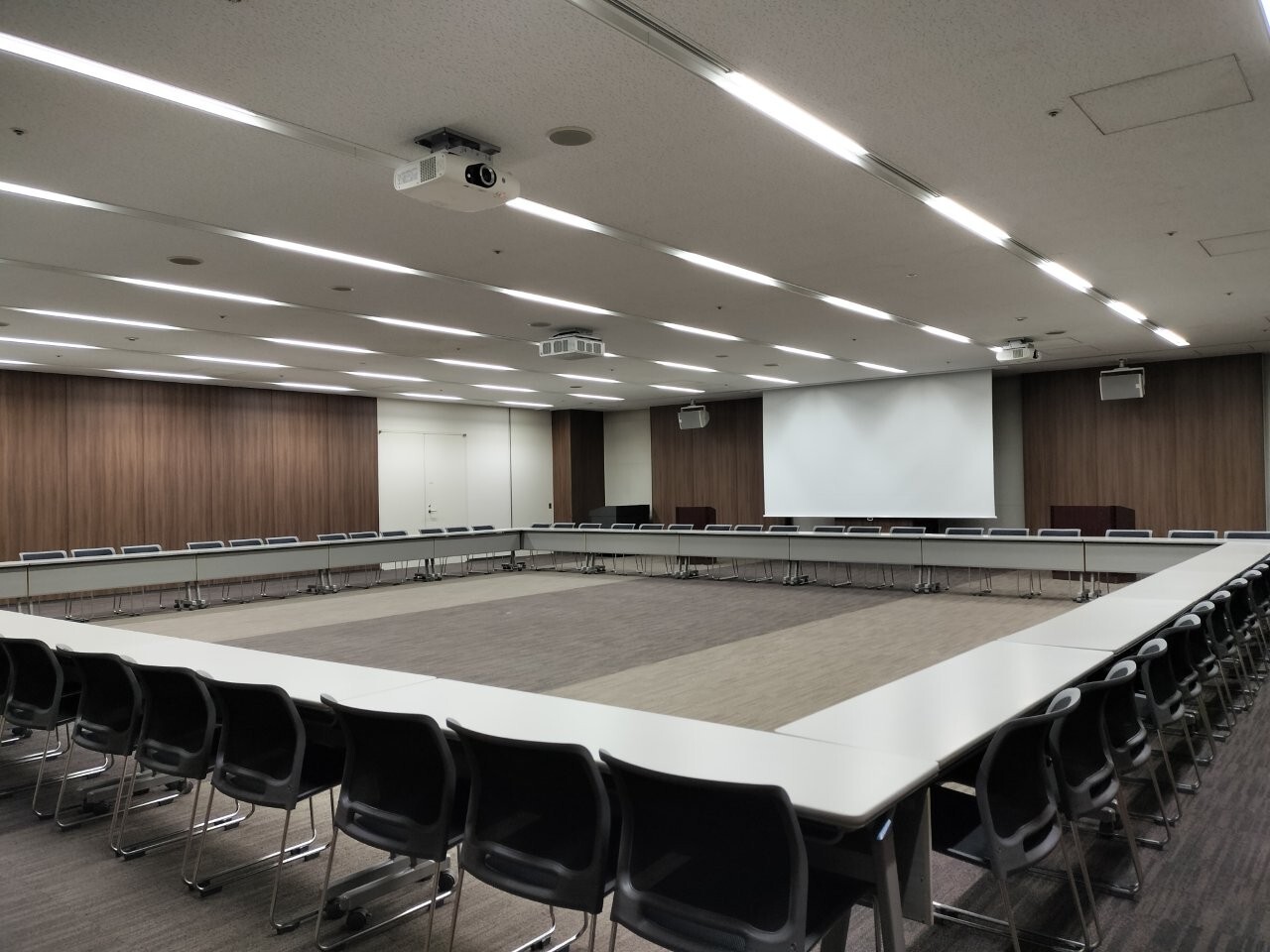 ロの字形式│会議室B※最新の内装は、床が黒色で壁は白色になります。