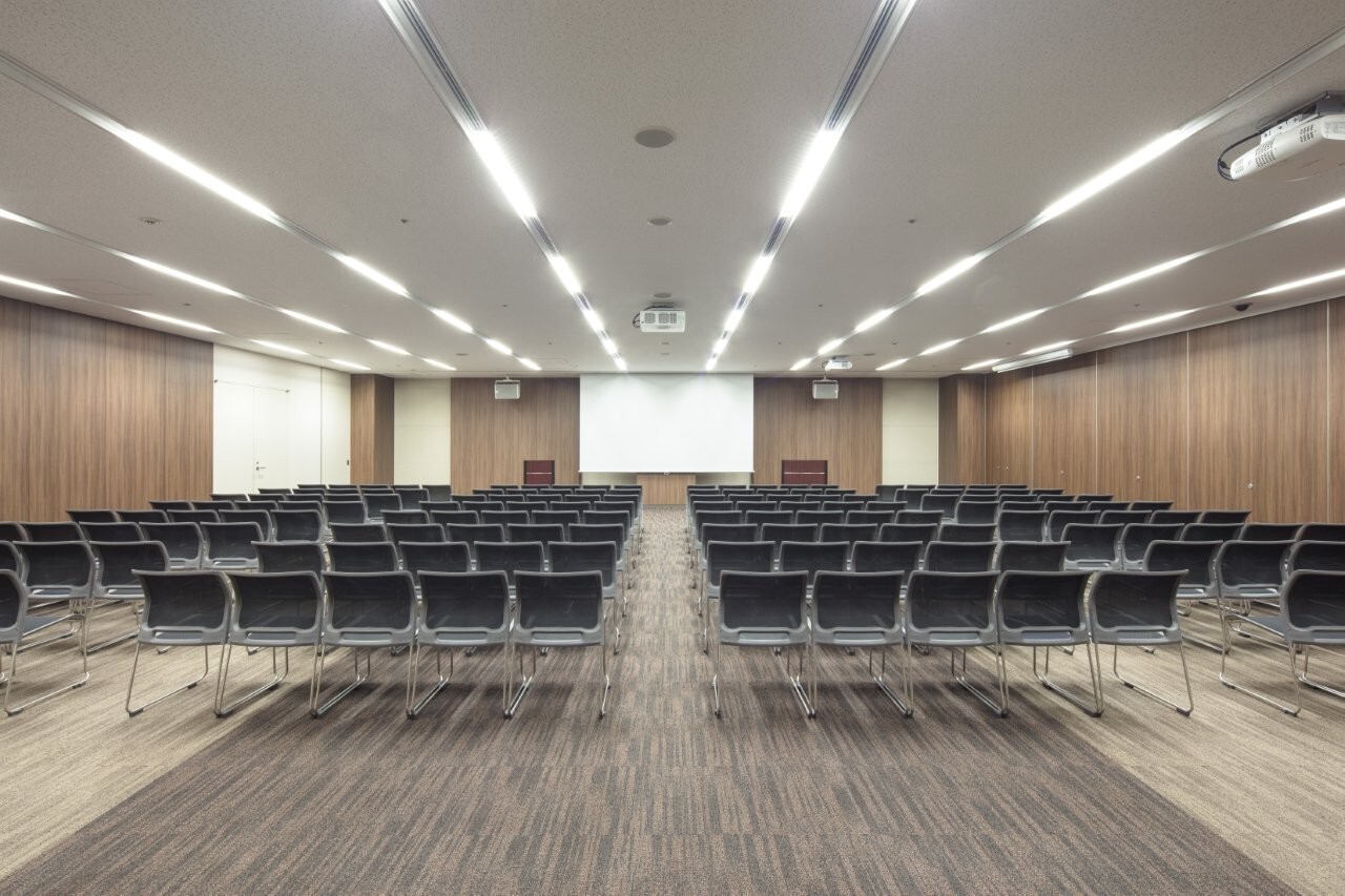 シアター形式│会議室B ※最新の内装は、床が黒色で壁は白色になります。